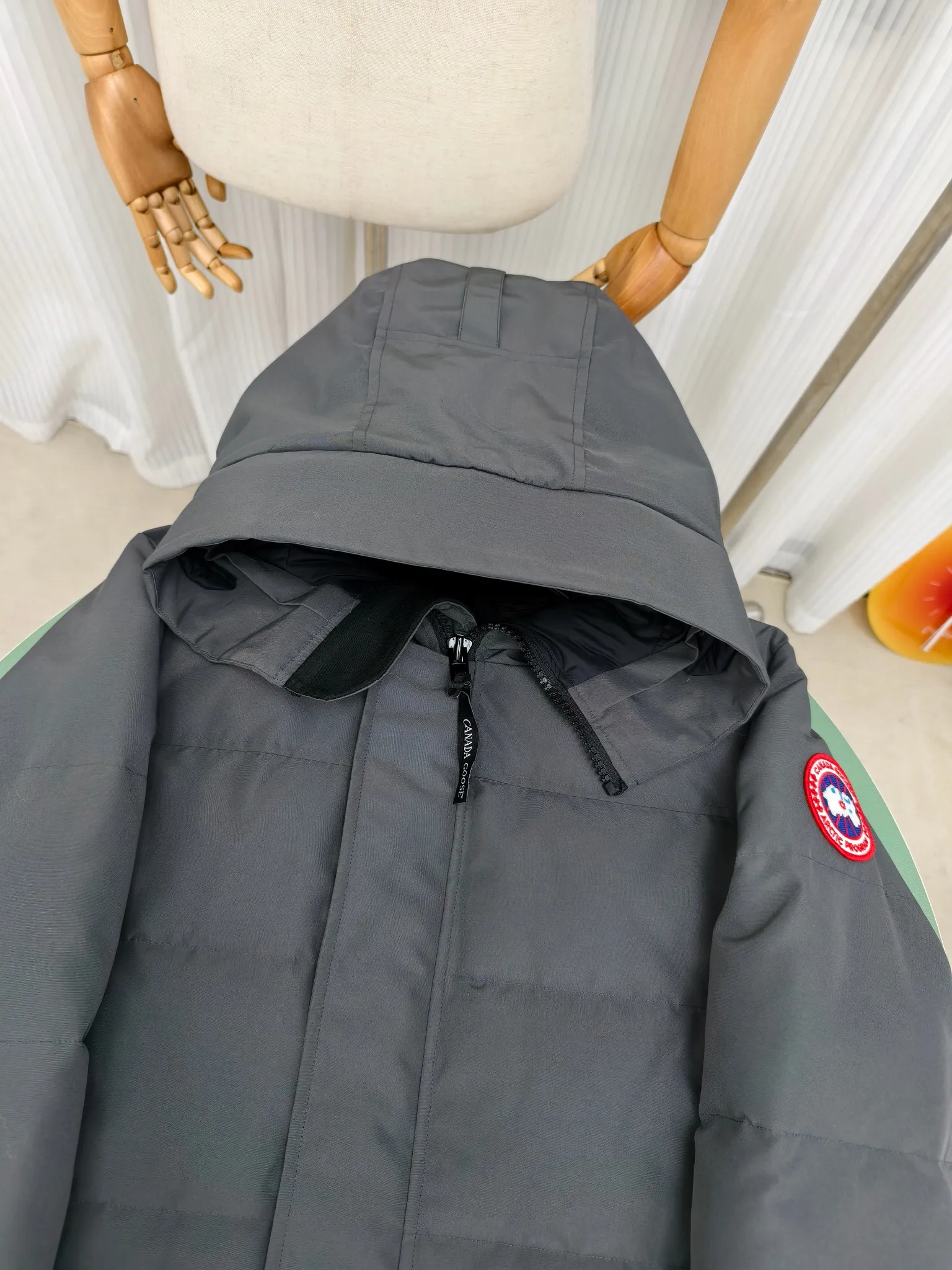 P700————2080M/New 17 models (higher version) Canada goose MacMillan parka. The MacMillan Parka features an innovative design with a streamlined hood detail, added shoulder straps and two additional interior pockets. This hip-length parka offers warmth and style with its quilted design and curved hem. Filled with extremely fluffy white duck down. The MacMillan Parka provides essential protection in all weathers. The adjustable down-connected hood improves warmth and protects against harsh weather. Rib knit cuffs tucked into the interior. The hood is equipped with a detachable zipper guard, and the hood trim can be replaced to create a personalized style and provide more protection (this jacket can be matched with wolf fur collar accessories, choose by yourself) ❤️The only version in the market Color: black red label black black label gray red label gray black label off-white red label navy red label Size: XS-2XL